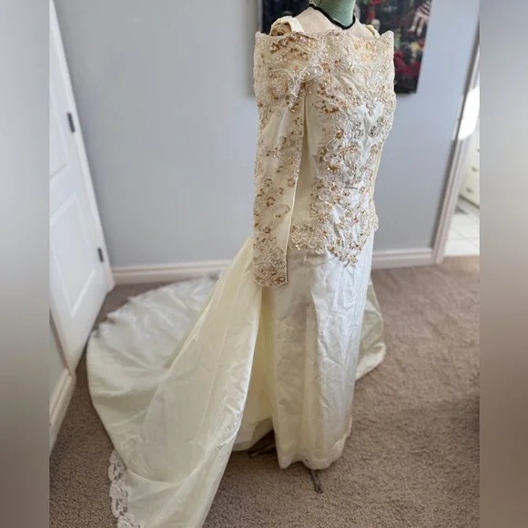 Vintage 1980s Demetrios Ivory Beaded Lace Wedding Gown w/ Detachable Train